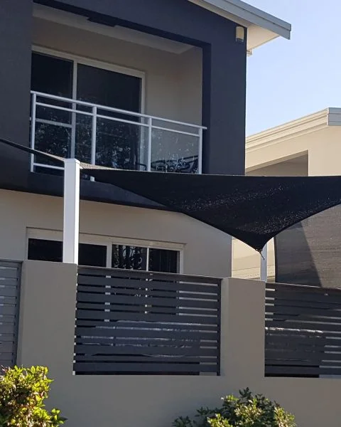 Doubleview shade Sail and Privacy Screen over a spa
