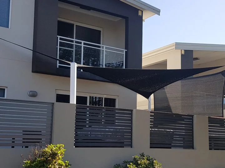 Doubleview shade Sail and Privacy Screen over a spa